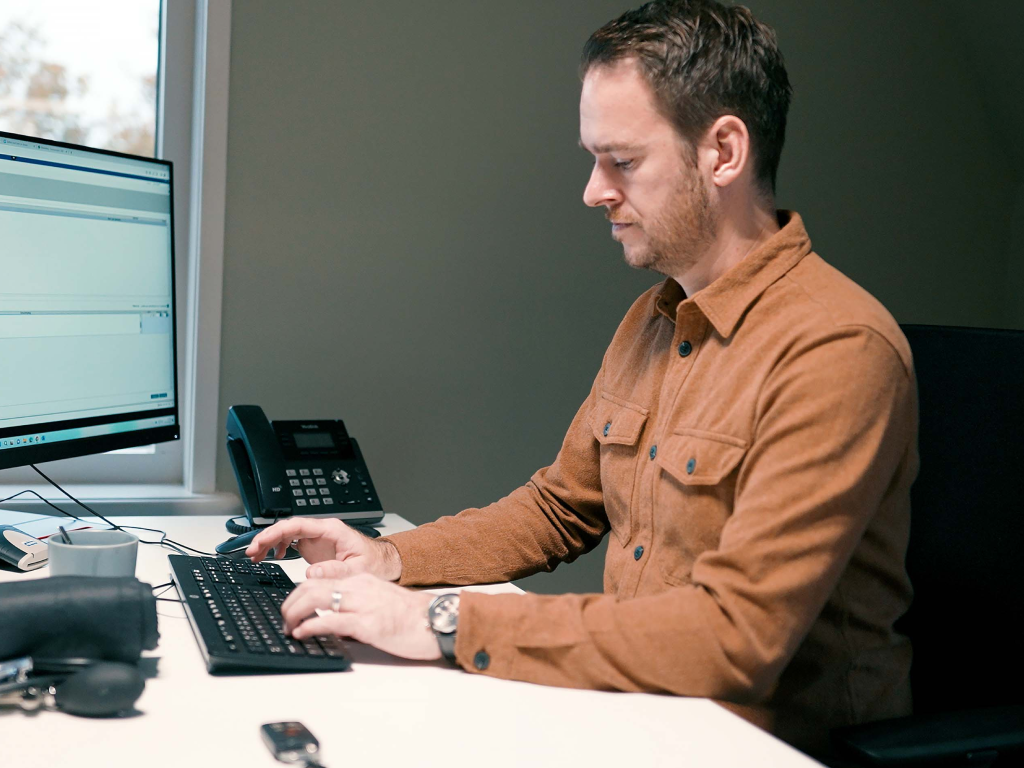 Man achter computer van cobbler